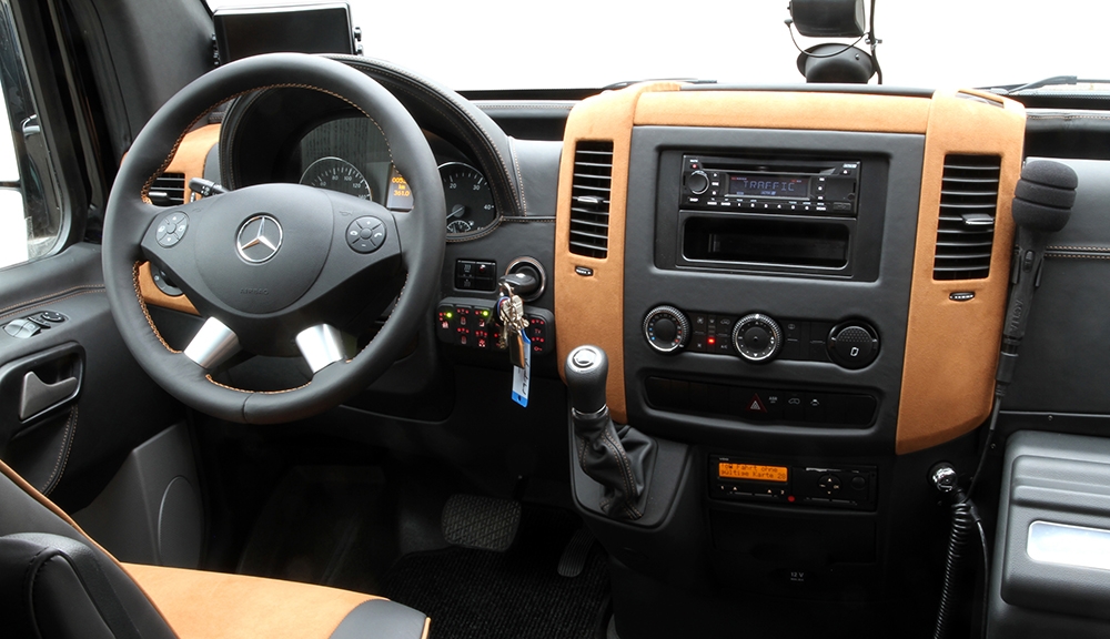 Innenraum Leder Alcantara Leder neu bezogen